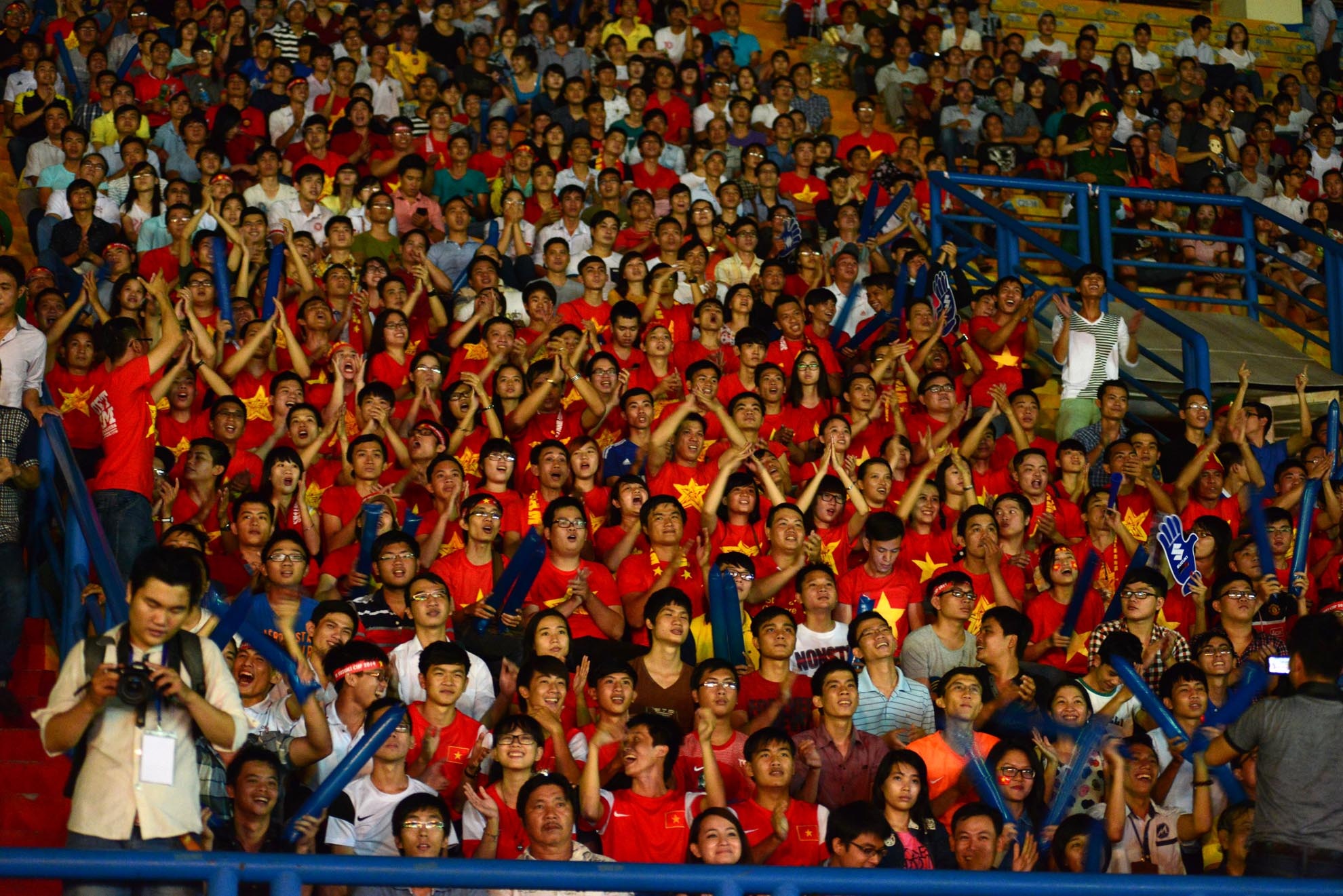 Khán giả ăn mừng khi ĐTVN có bàn thắng ở hiệp 1.