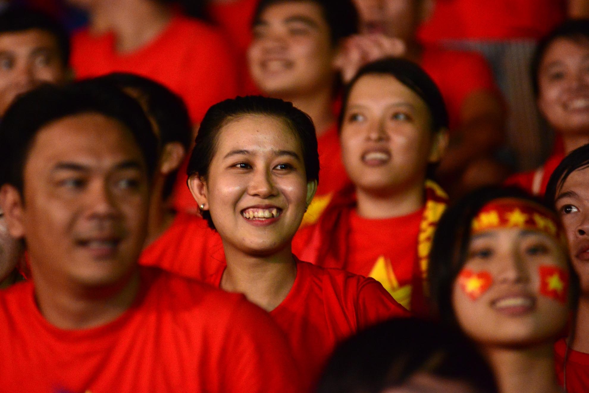 Những khán giả nữ xinh xắn trên khán đài sân.