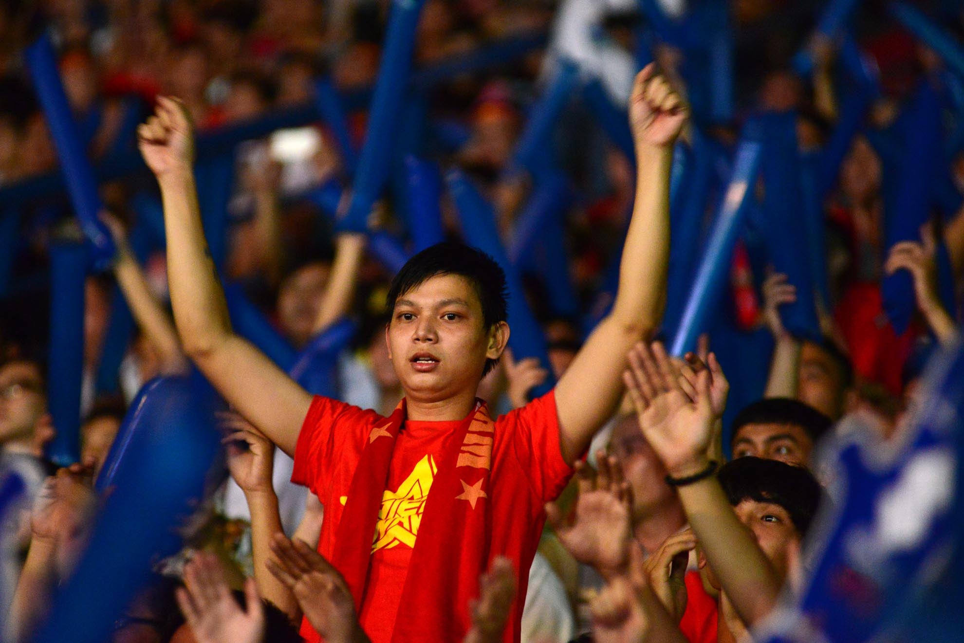 Không khí trở nên sôi động khi các cầu thủ đội nhà có nhiều cơ hội.