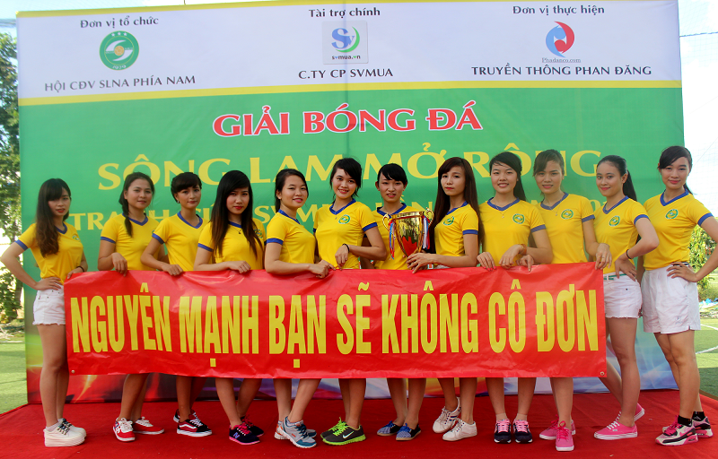 Fan nu Song Lam Nghe An ung ho thu mon Nguyen Manh hinh anh