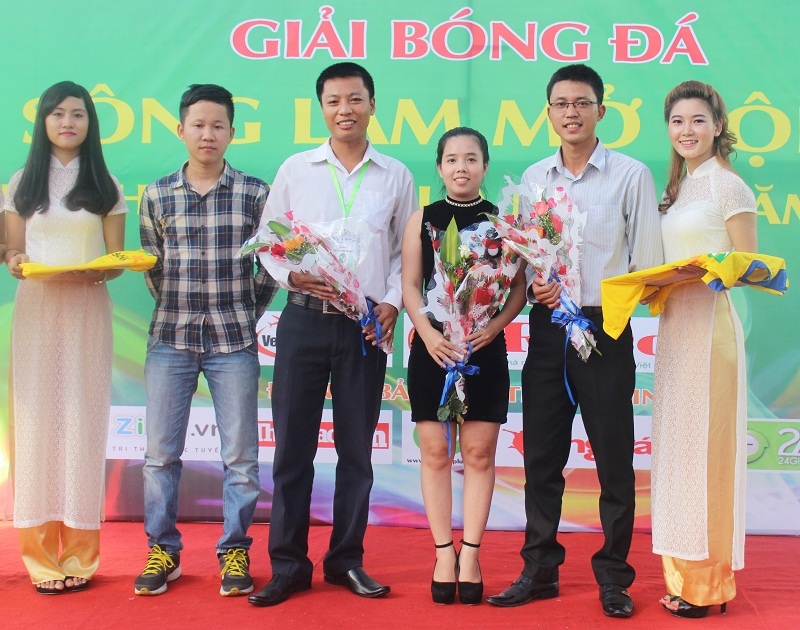 Đại diện BTC tặng hoa cho những người đồng hành cùng giải đấu.