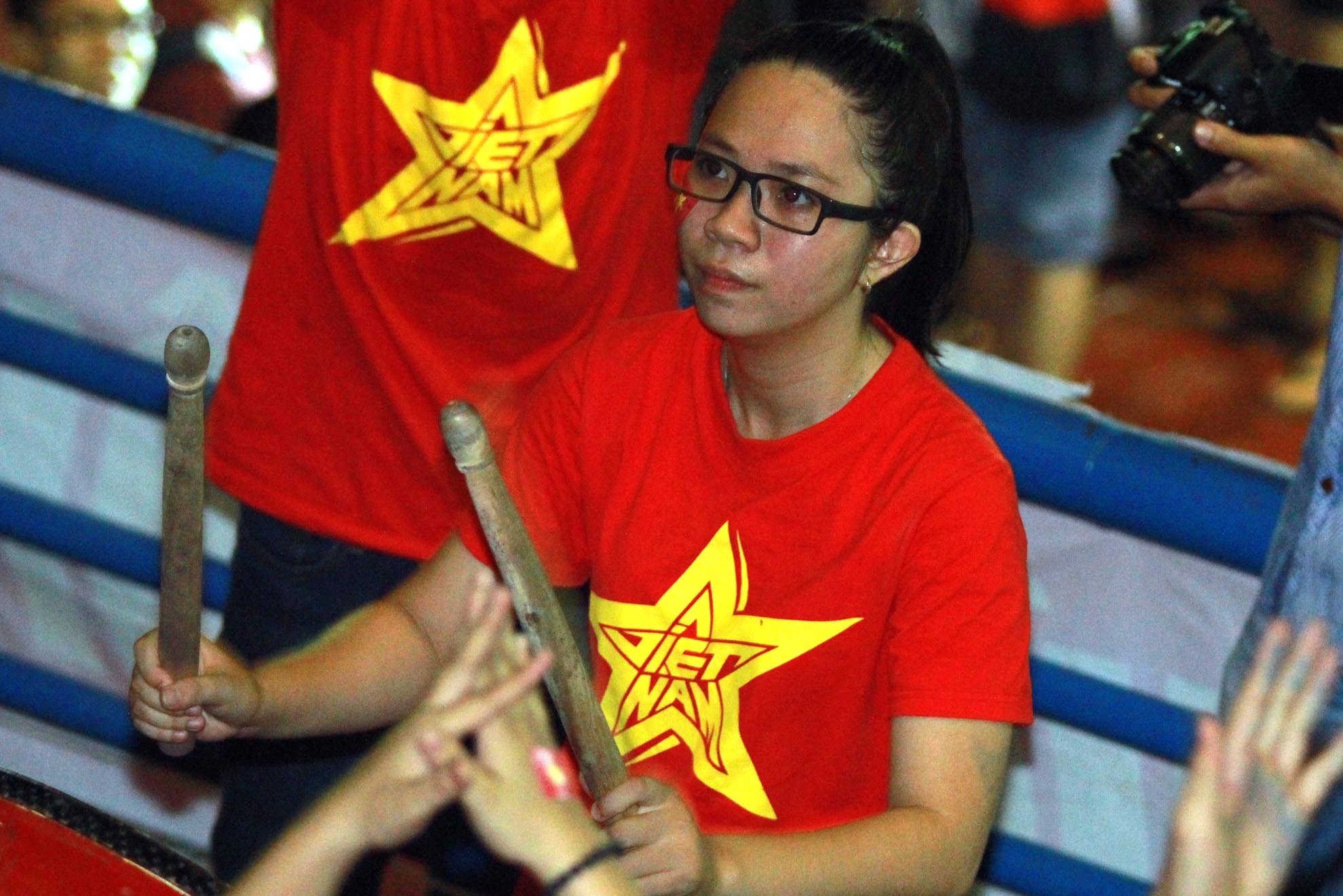 Cổ động viên nữ đánh trống cổ vũ chiến thắng đậm của ĐTVN.