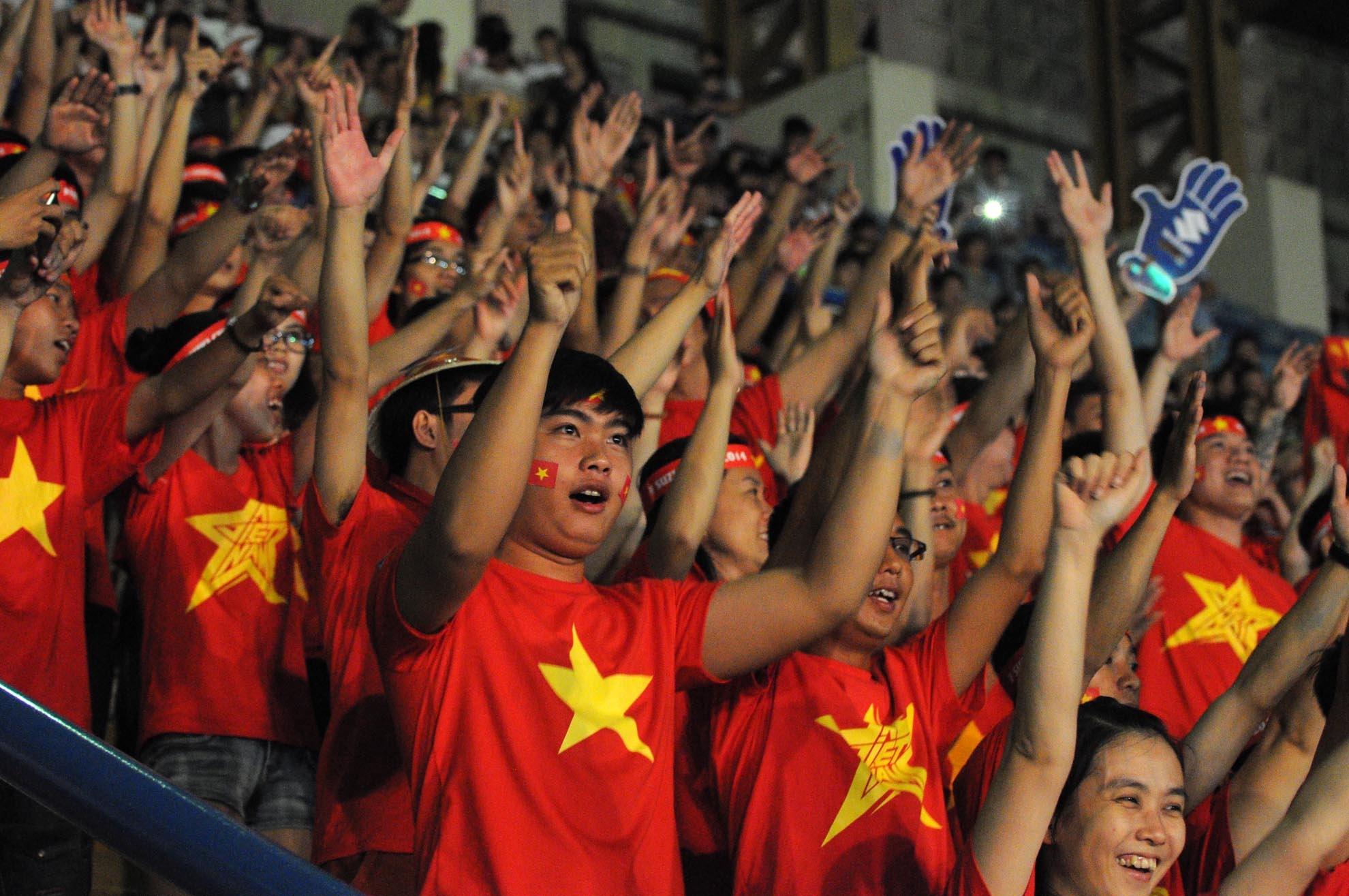 Hàng ngàn cổ động viên đã có mặt tại sân QK7 để theo dõi ĐTVN thi đấu.