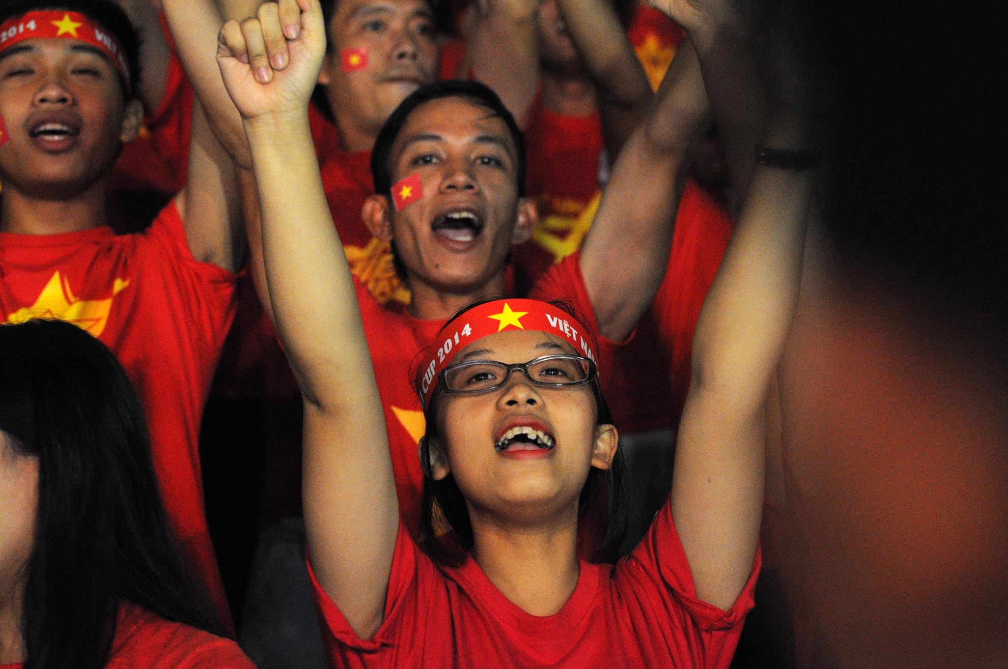 Sự cuồng nhiệt của các cổ động viên nữ trên khán đài