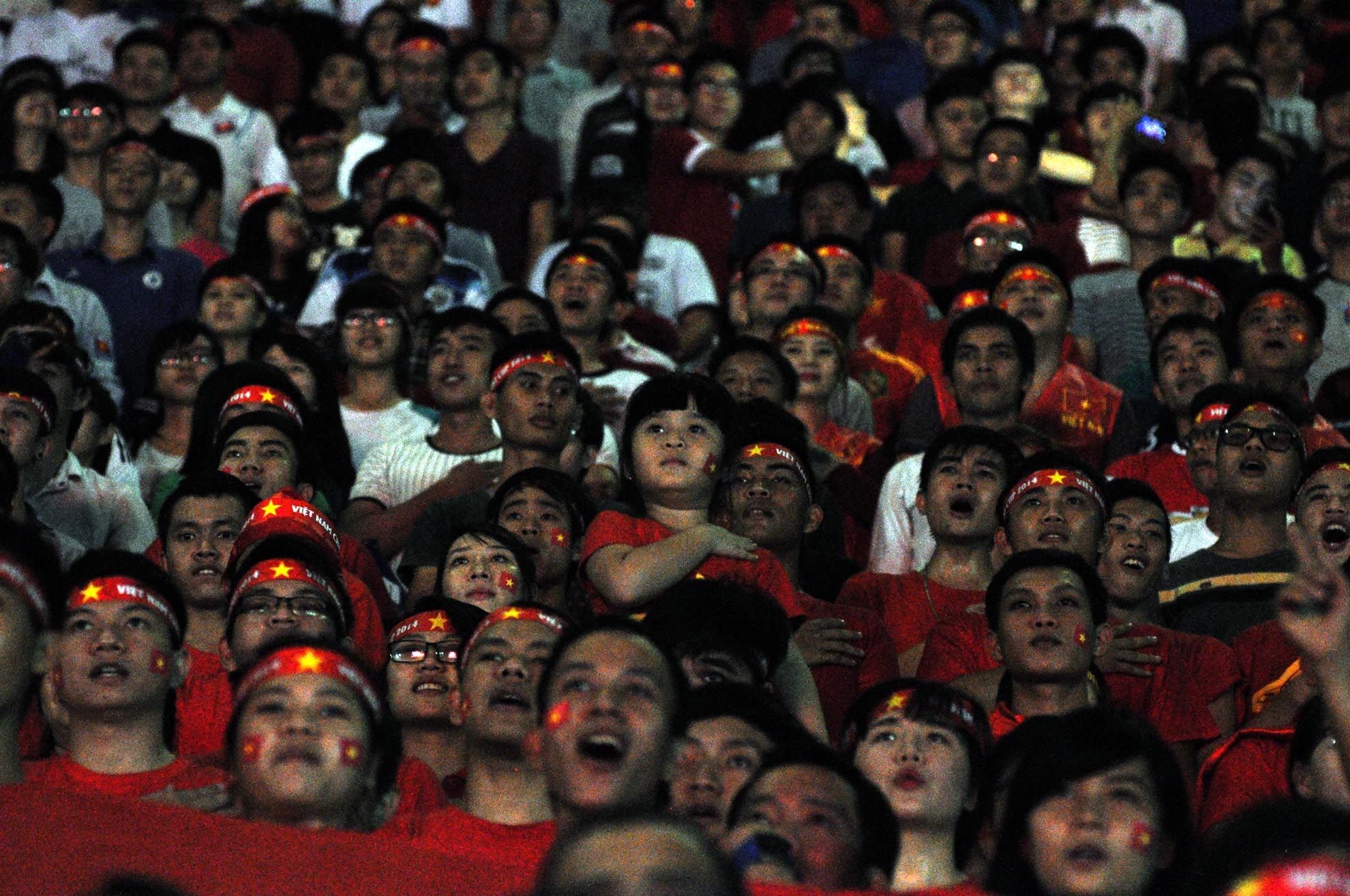 Khán giả chào cờ và hát quốc ca trang trọng trên sân.