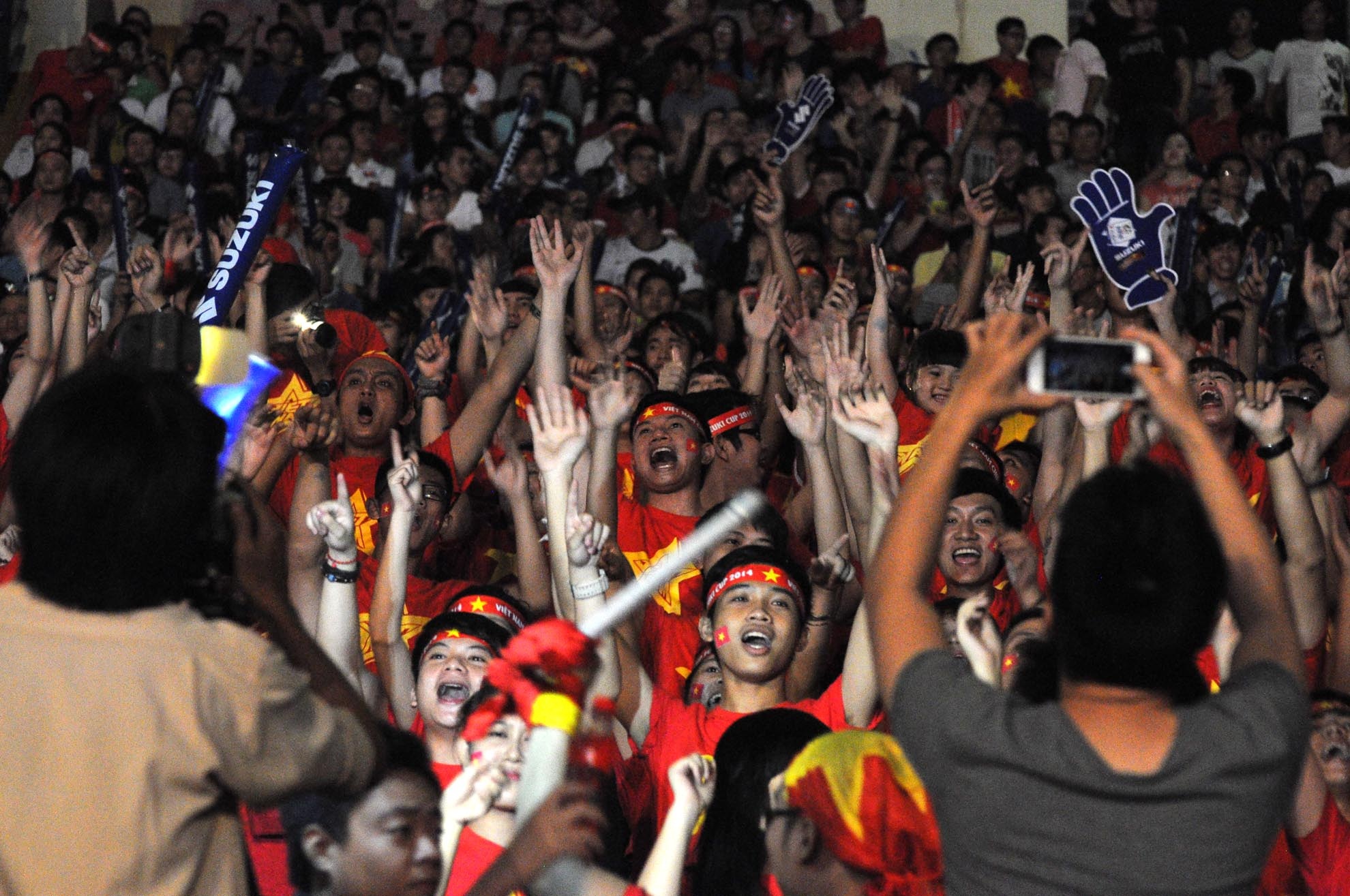 Sân vận động như nổ tung khi cầu thủ Hà Minh Tuấn ghi bàn cho đội tuyển Việt Nam.