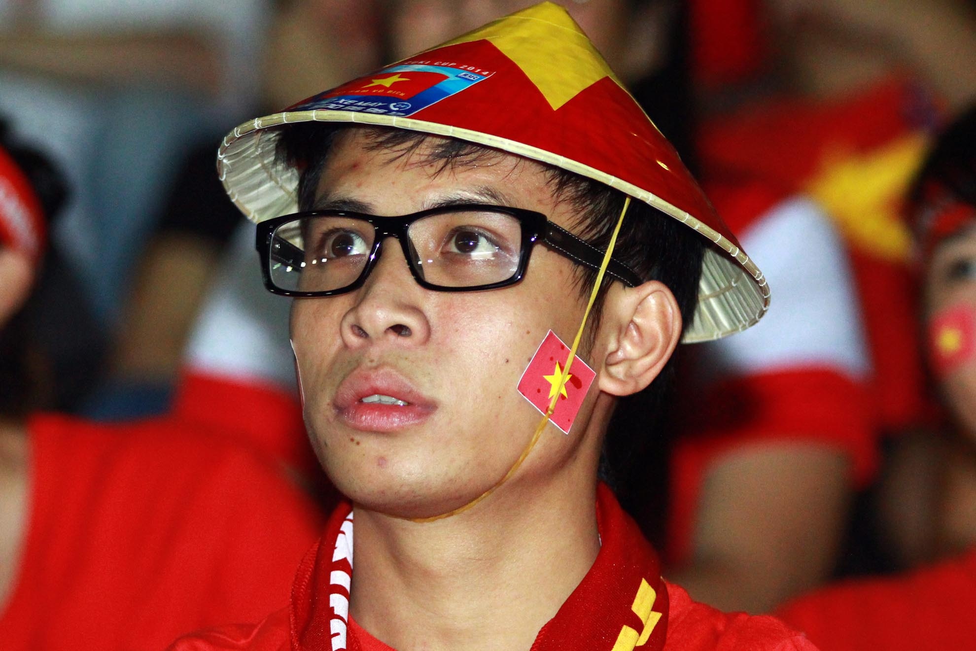 Khán giả chăm chú theo dõi trận cầu kịch tính.