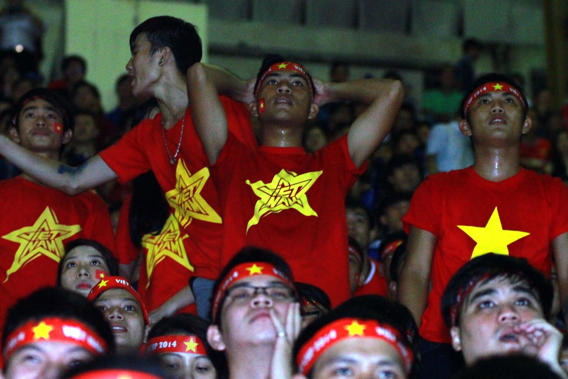 Khán giả tiếc nuối trước những cơ hội bị bỏ lỡ của các chân sút đội nhà.