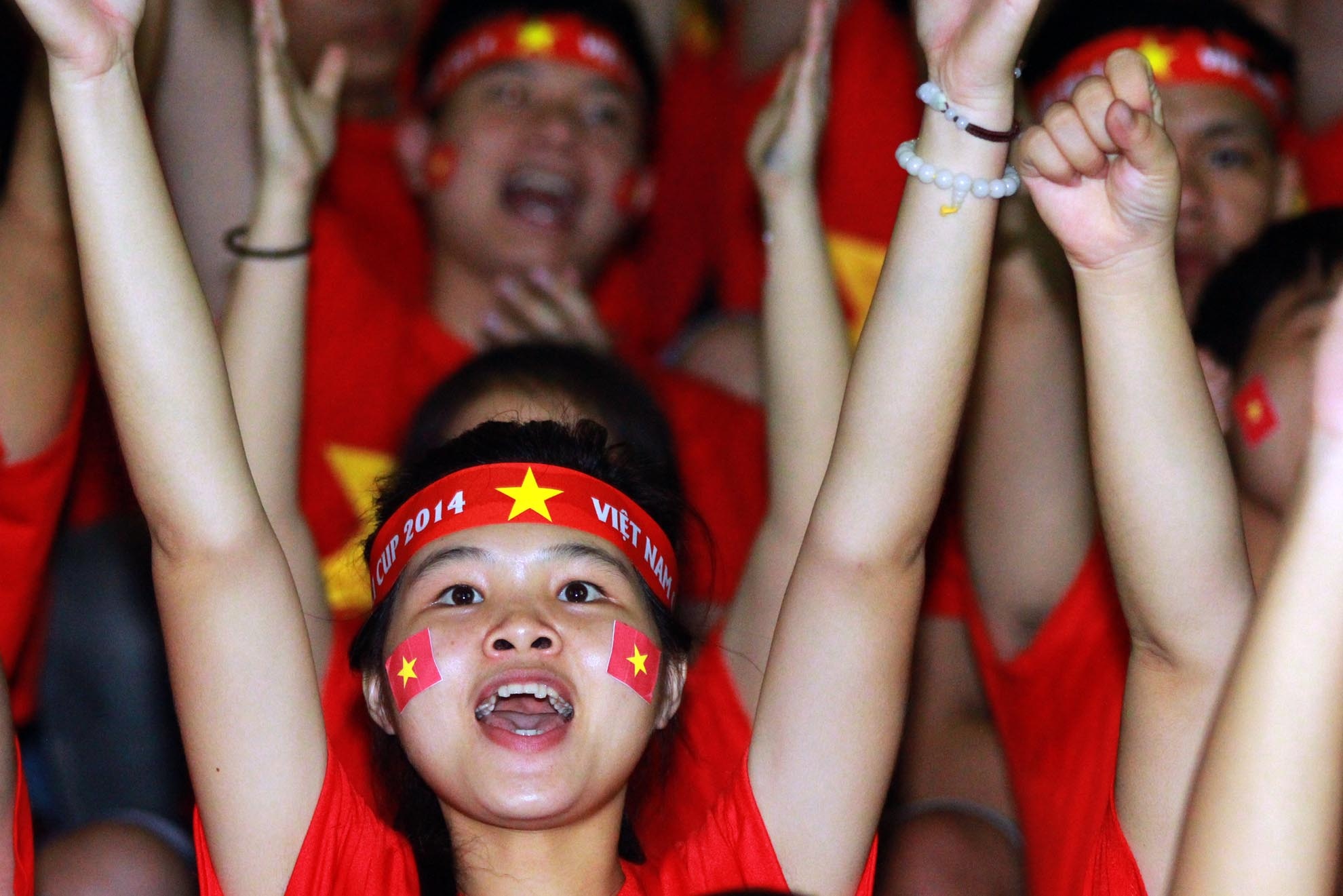 Những khán giả nữ ăn mừng bàn thắng thứ 2 của tiền đạo Công Vinh.