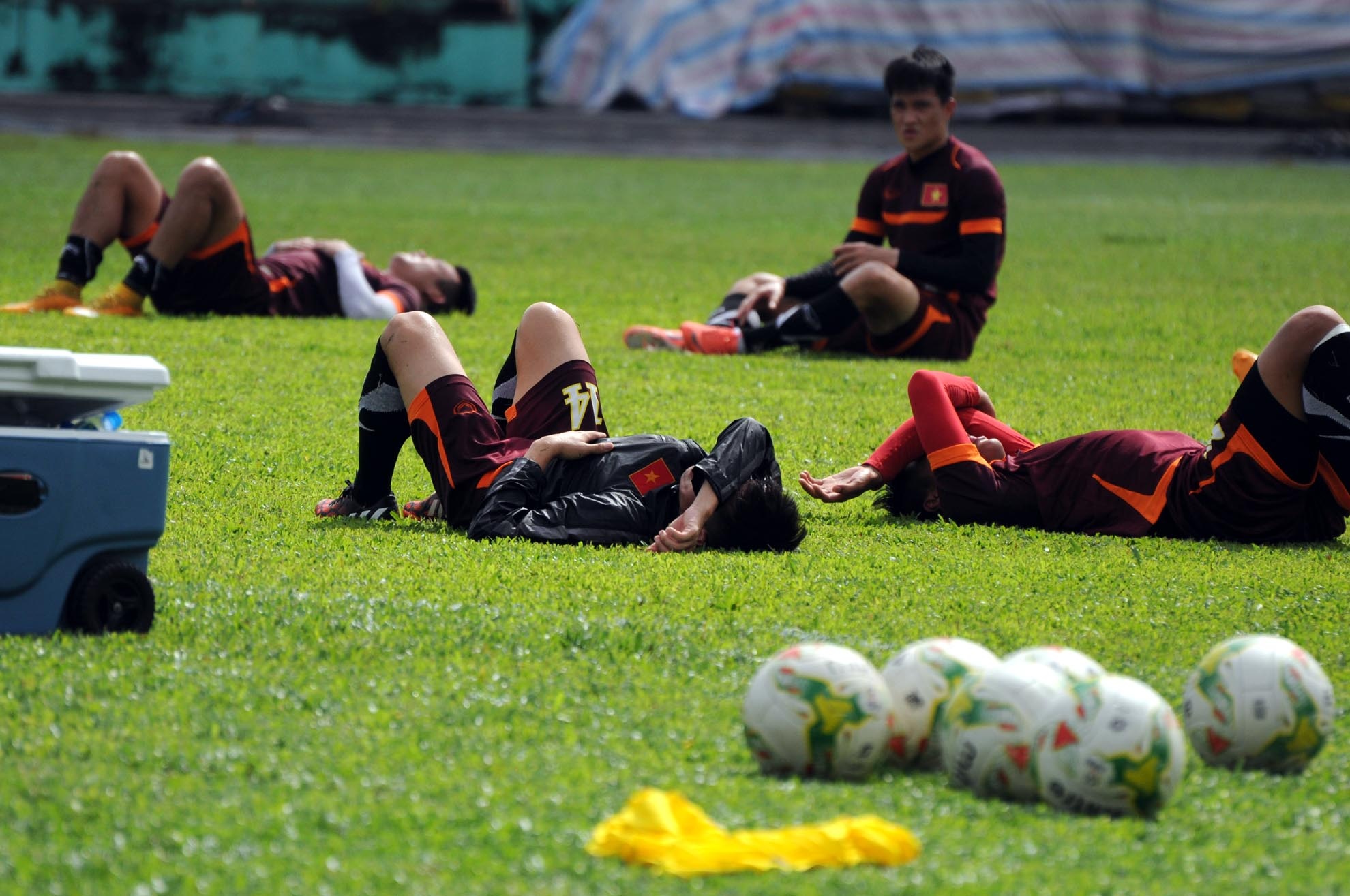 Tuy nhiên, vì mất sức nên họ nằm trên sân tỏ ra khá mệt.