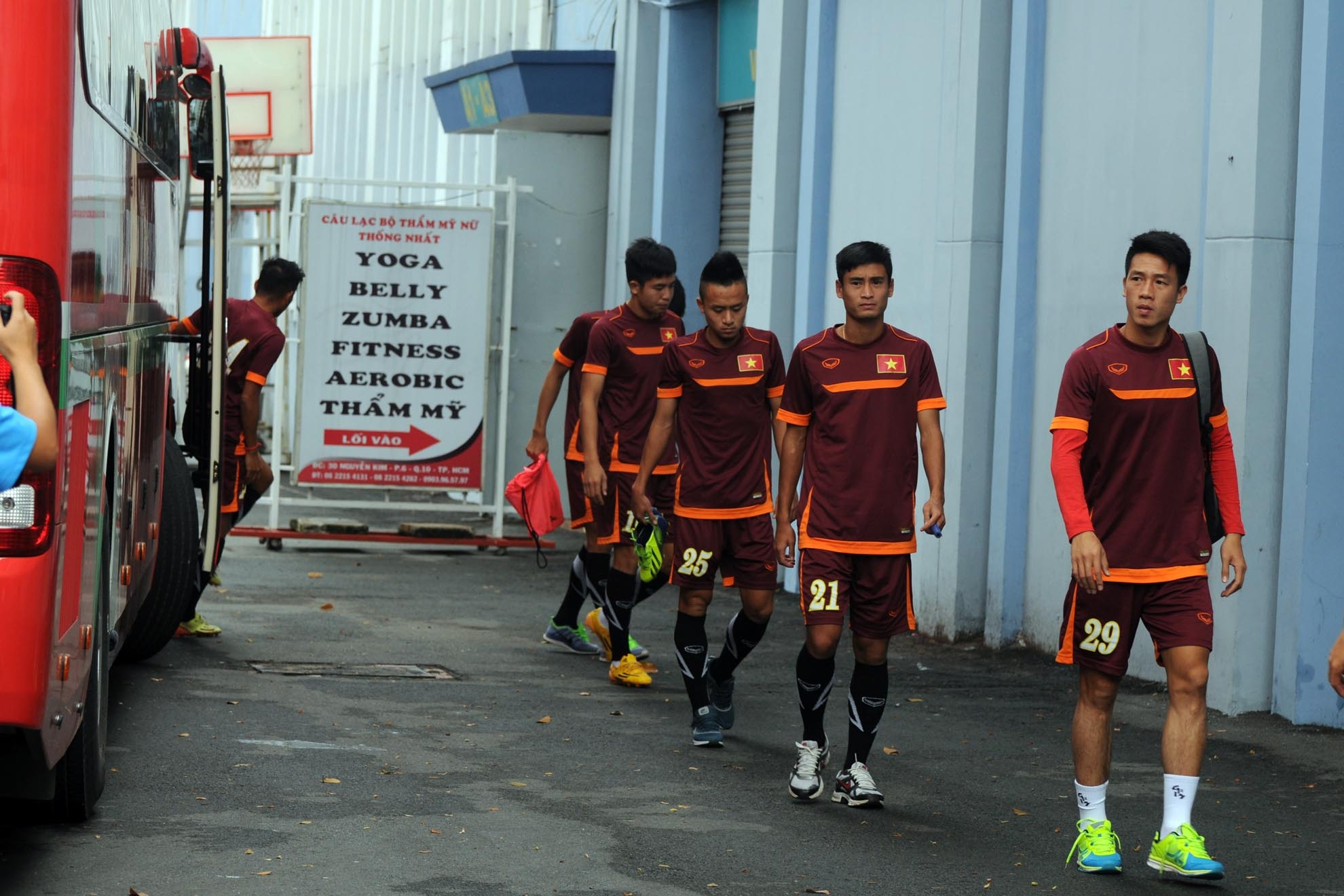 Thầy trò HLV Miura có mặt tại sân Thống Nhất để tập luyện trước khi đi Malaysia thi đấu.