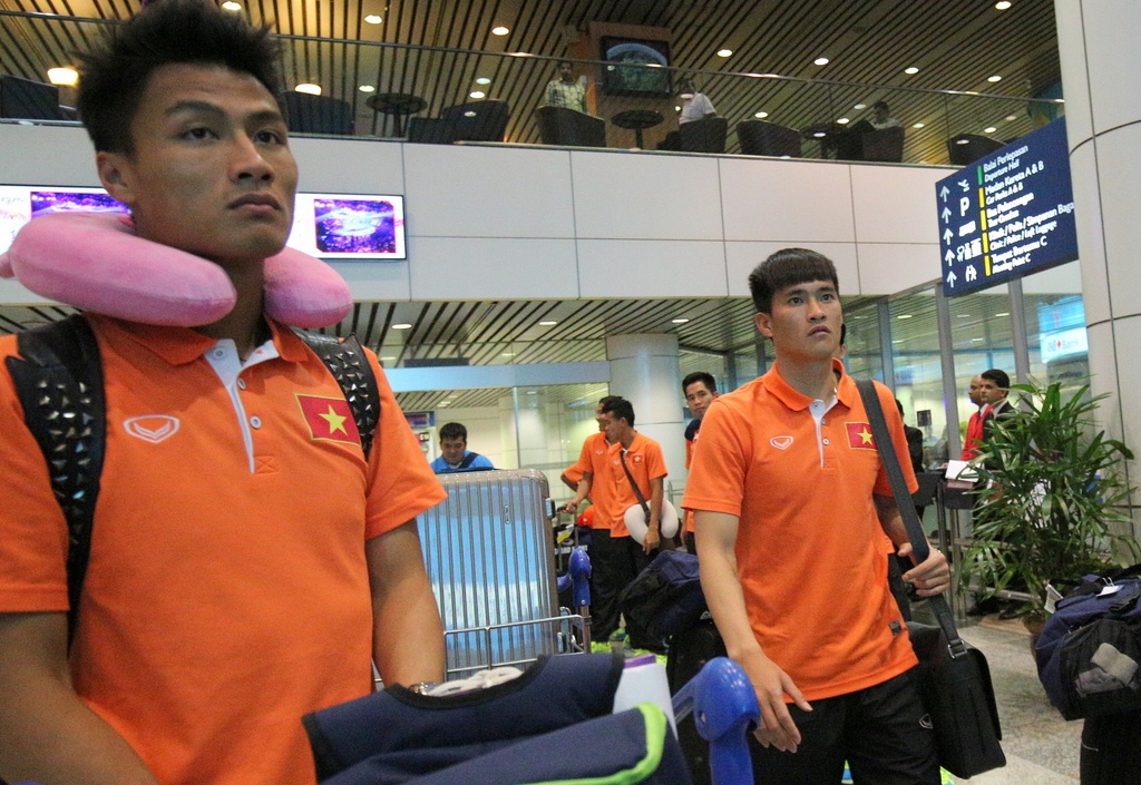 Trước đó, Công Vinh cùng các đồng đội đã bị trễ chuyến bay từ TP.HCM tới Malaysia khoảng 25 phút khiến toàn đội đều có tâm trạng mệt mỏi. 