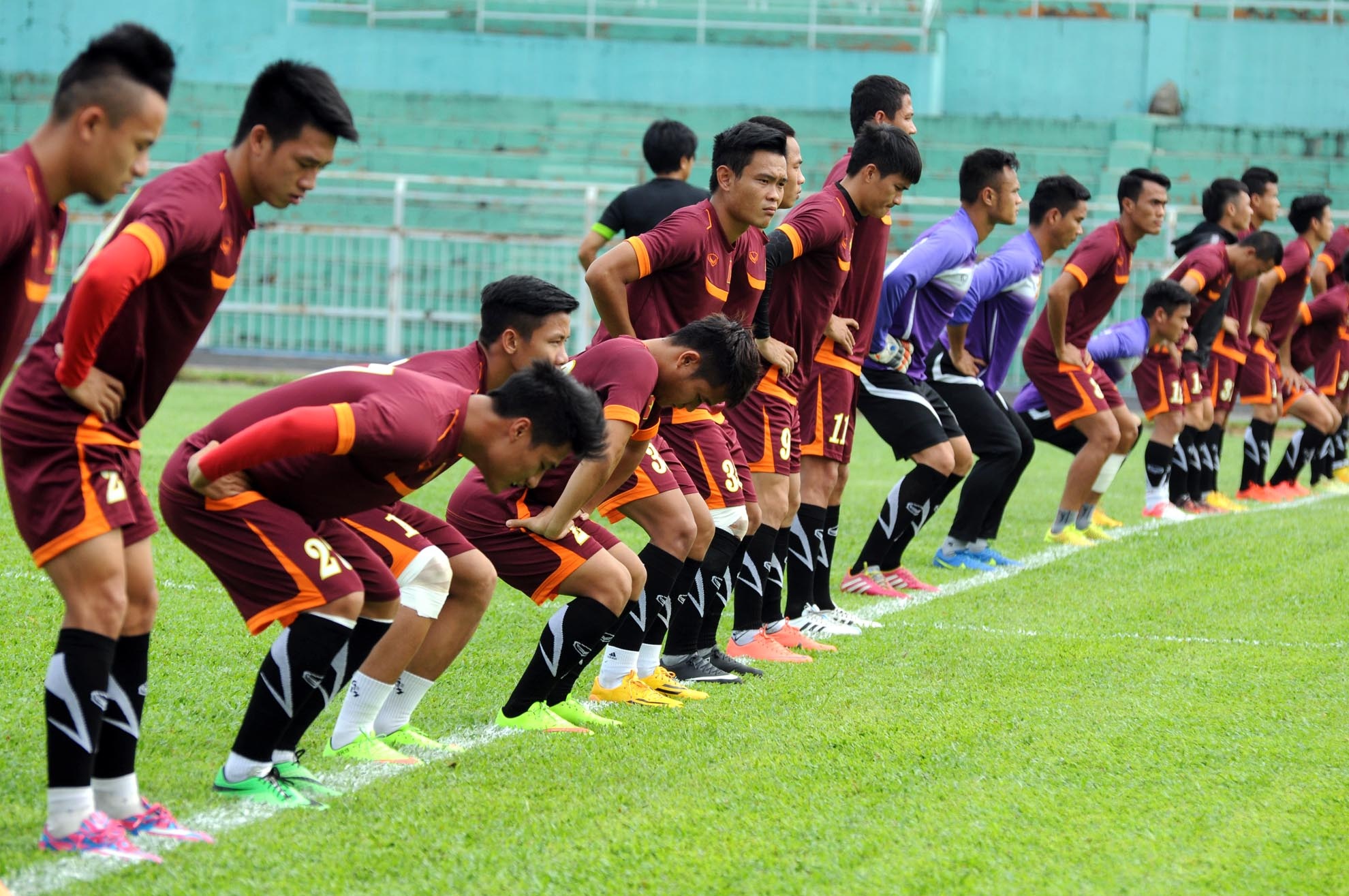 Ban huấn luyện cho các cầu thủ tập nhẹ nhàng trong buổi tập.