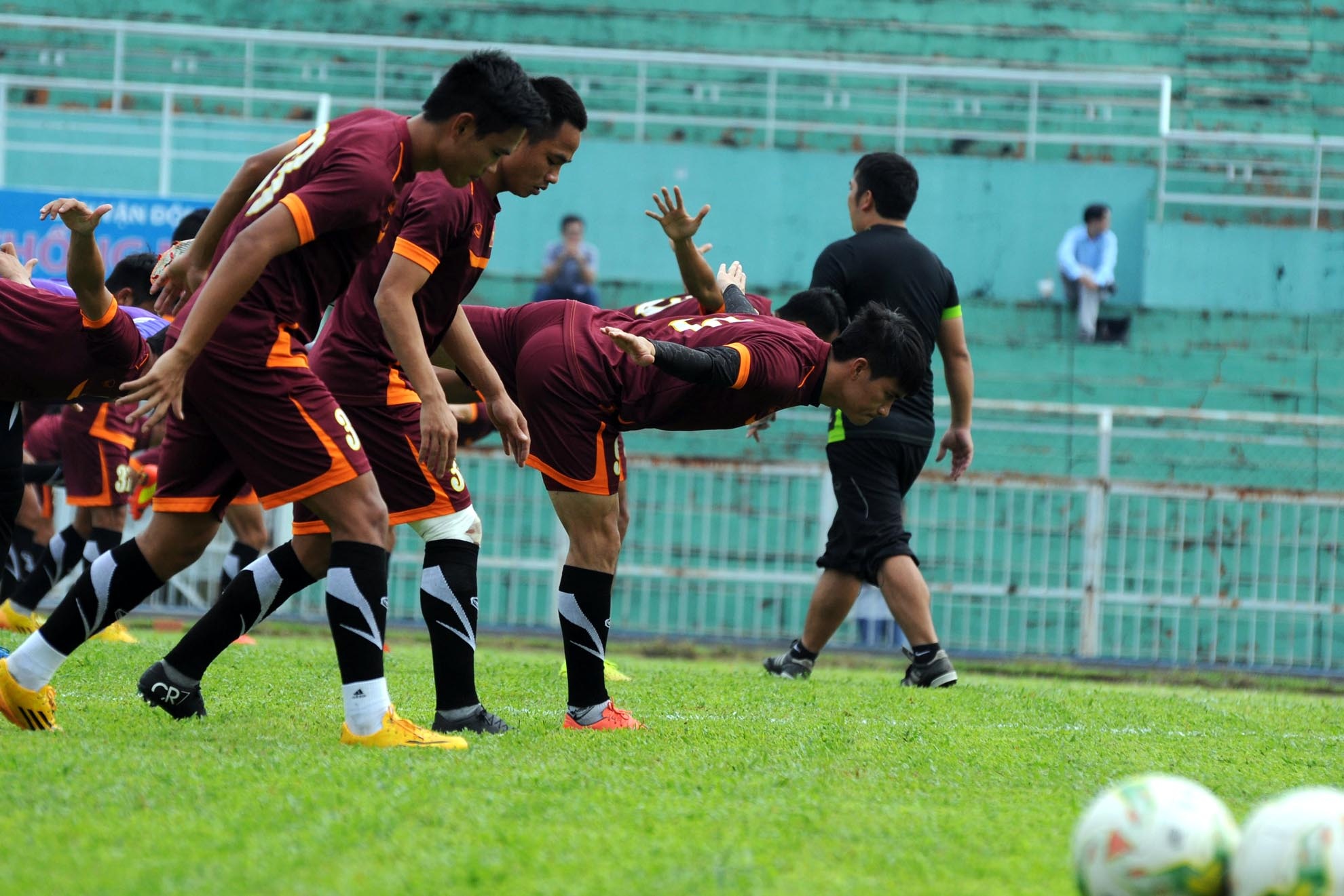 Công Vinh cùng đồng đội khởi động làm nóng cơ thể tránh chấn thương.