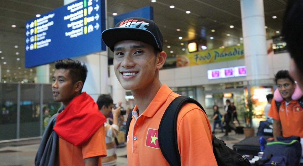 Trung vệ Đinh Tiến Thành nở nụ cười tươi khi được Liên đoàn bóng đá Malaysia và truyền thông nước này đón tiếp chu đáo. 