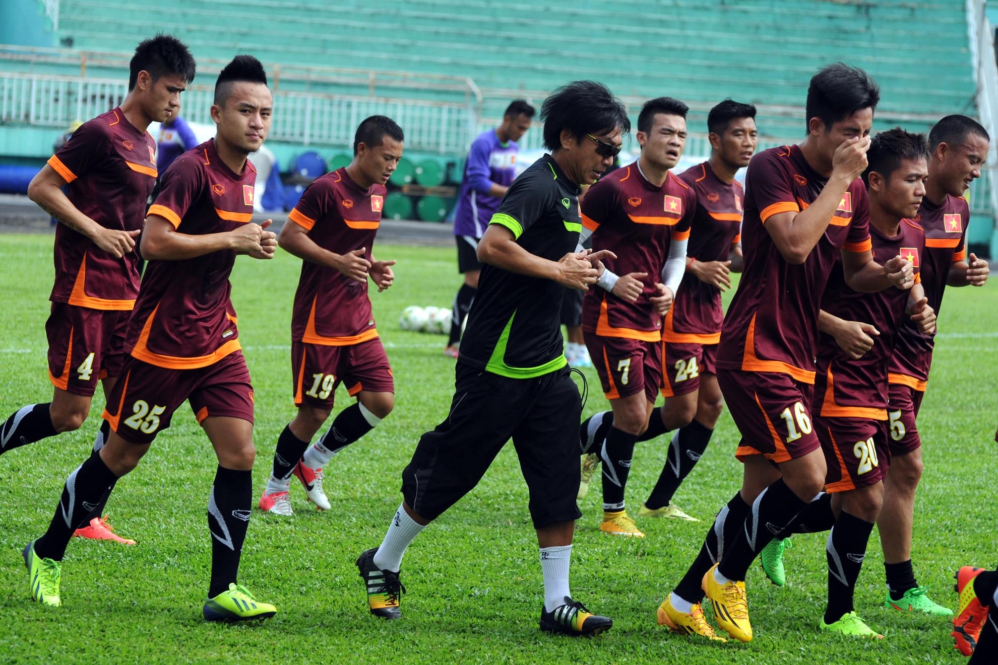 HLV Miura cùng tham gia khởi động nhằm khích lệ tinh thần các cầu thủ ĐTVN.