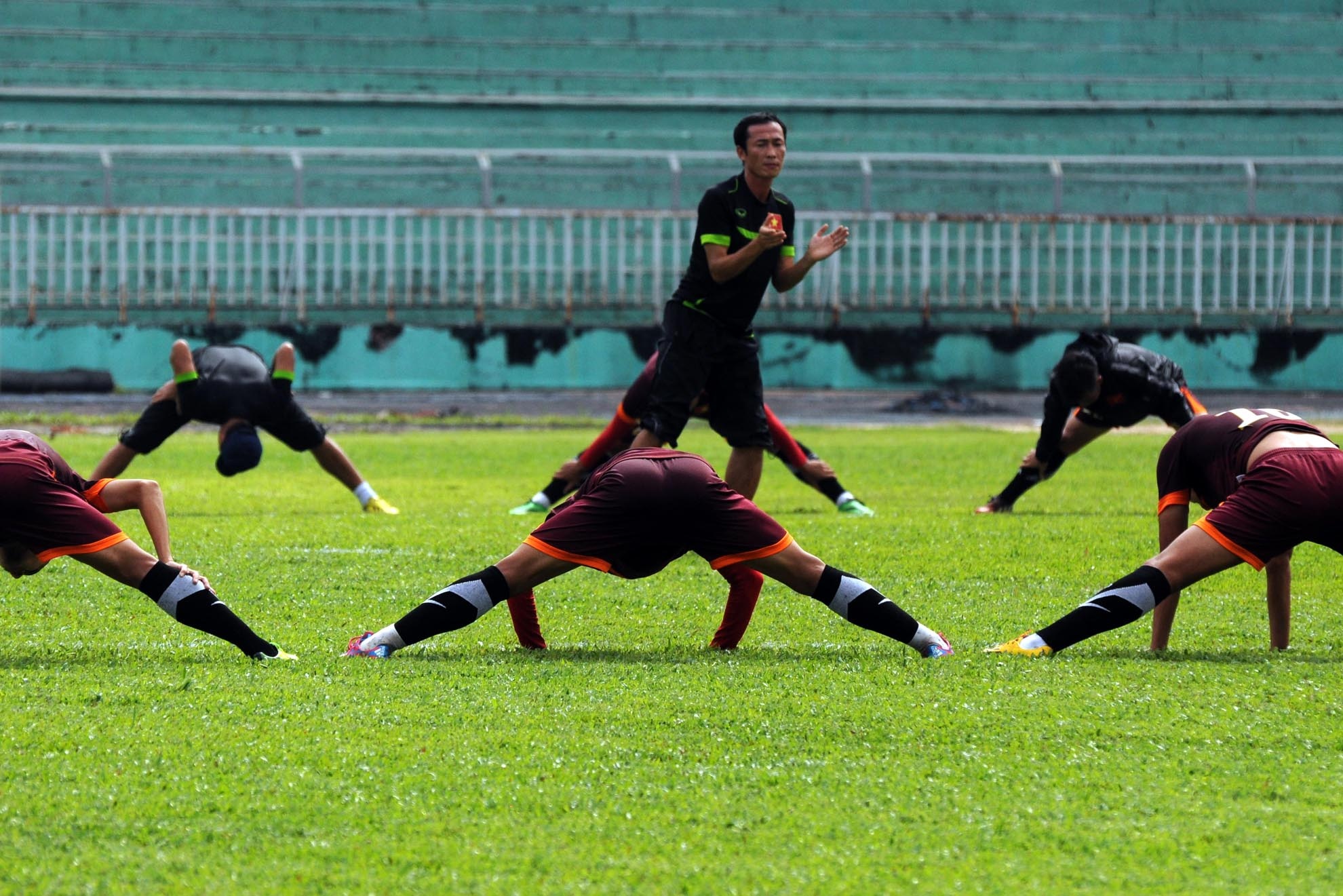 Buổi tập diễn ra trên sân Thống Nhất trong trời nắng nóng.