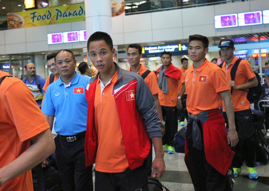 Hậu vệ Xuân Thành bị chân thương dây chằng, tiền vệ Minh Tuấn bị đau cơ háng vẫn cùng ĐTVN di chuyển sang Malaysia để tập luyện dưới sự hướng dẫn của HLV thể lực Hiro Fujimoto.