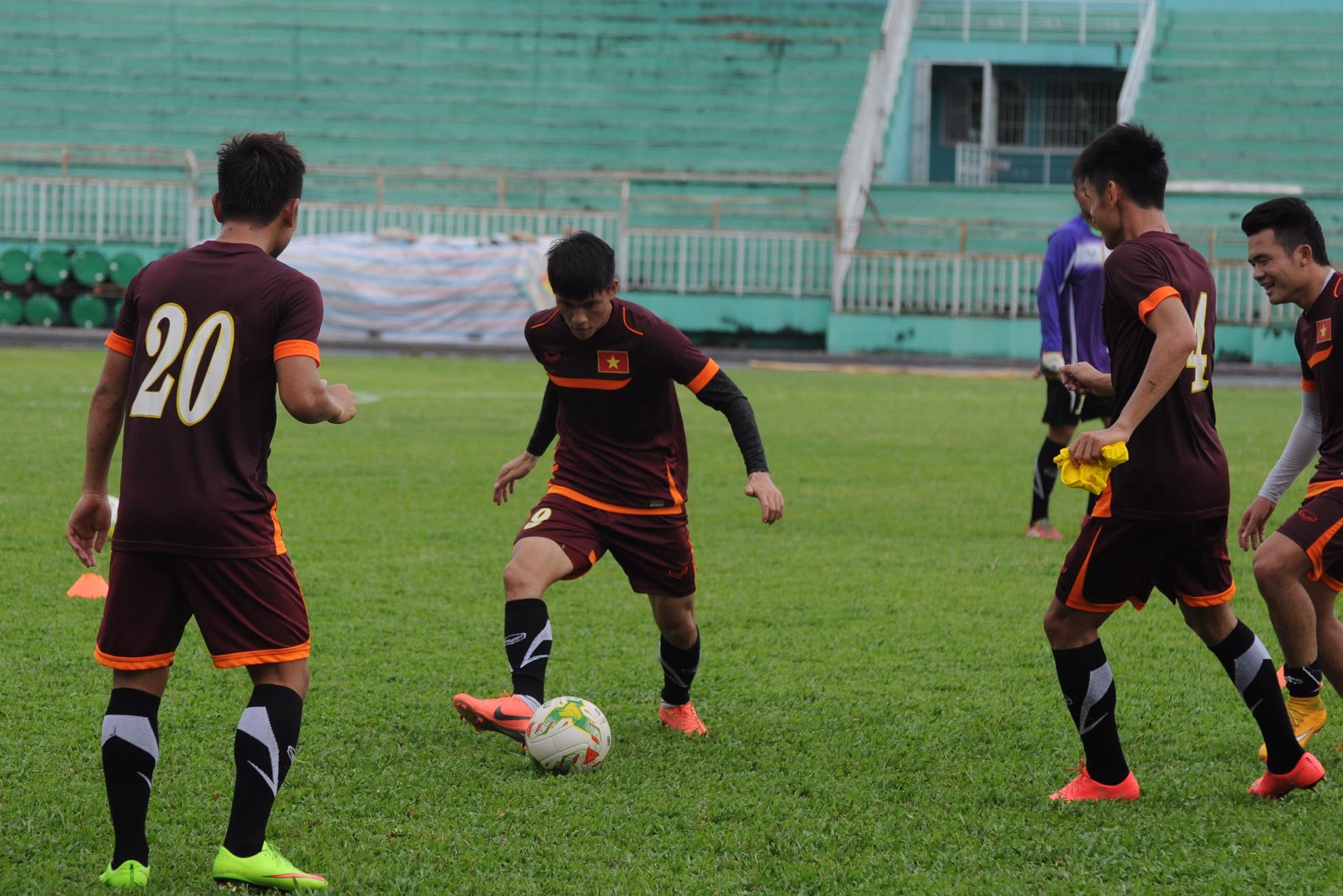 Công Vinh cùng đồng đội tập đá ma nhằm tạo cảm giác bóng tốt.