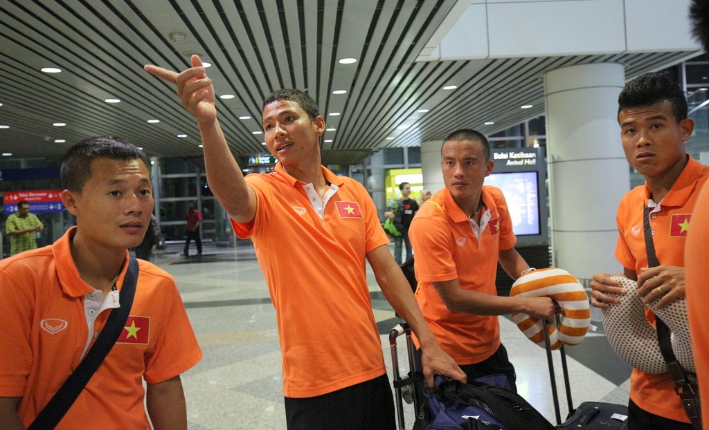 Tiền đạo Nguyễn Anh Đức hướng dẫn các đồng đội di chuyển xuống khu vực có xe đón đoàn ĐTVN. 