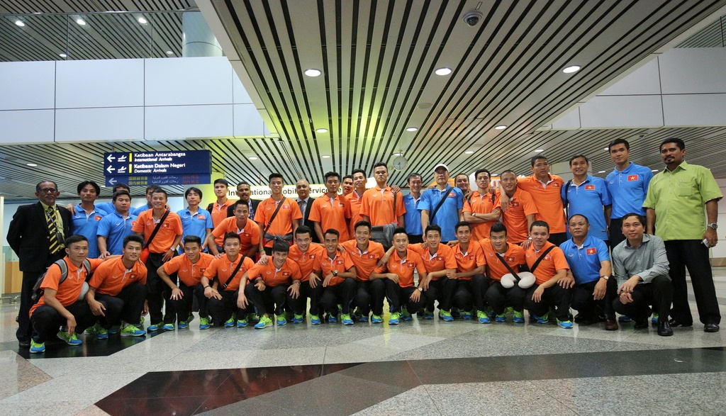 ĐTVN được Liên đoàn bóng đá Malaysia bố trí ở ngay khách sạn Hilton thuộc bang Senlangor chứ không phải khách sạn tại Kuala Lumpur như dự kiến ban đầu. Từ chỗ ở của ĐTVN di chuyển đến sân thi đấu mất khoảng 20-30 phút lái xe ô tô. 