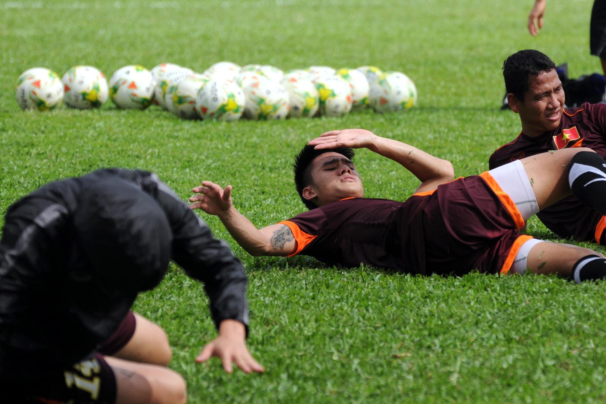 Các cầu thủ phải tập luyện trong buổi trưa nhằm nâng cao thể lực.