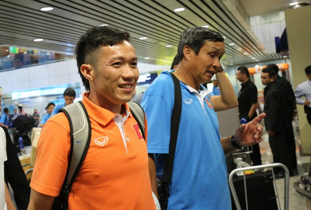 Đội trưởng Lê Tấn Tài mới cắt kiểu đầu mới trước trận bán kết. 