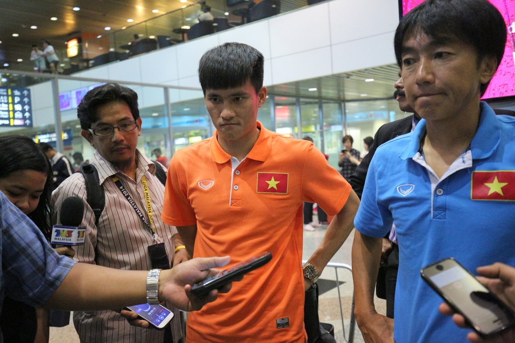 HLV Miura và Công Vinh được truyền thông Malaysia quan tâm, phỏng vấn nhanh ngay tại sân bay.