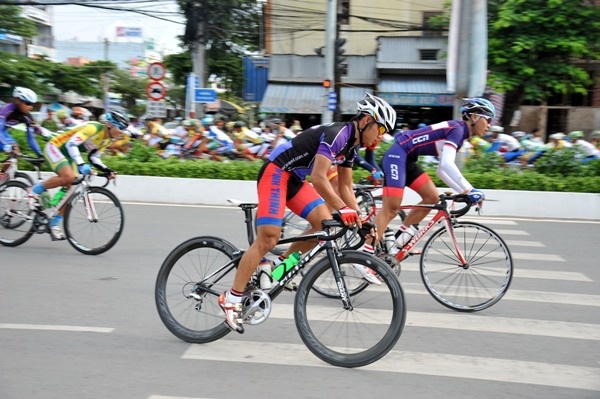 TP.HCM gianh chien thang kep trong ngay thi dau thu 2 hinh anh