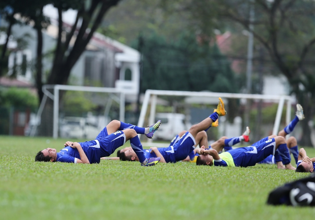 Kết thúc buổi tập kéo dài 1,5 tiếng, toàn đội căng cơ trước khi lên xe về khách sạn nghỉ ngơi và dùng bữa trưa lúc 13h chiều (giờ Malaysia).