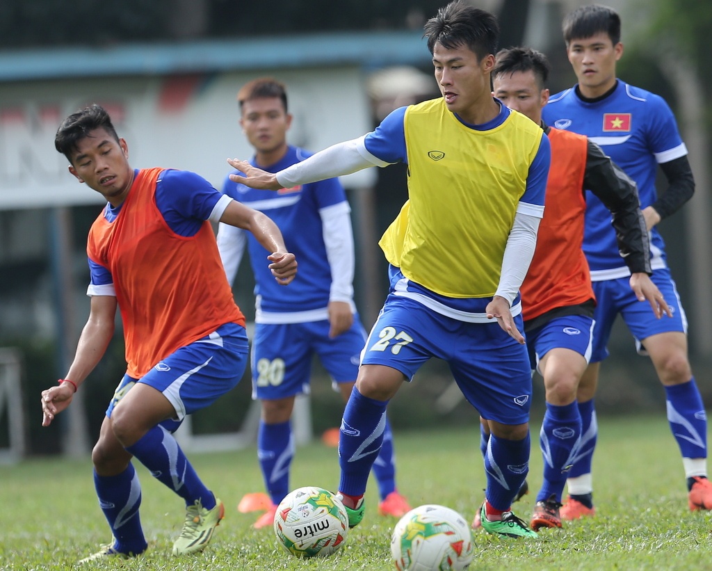 Thầy trò HLV Miura khởi động và đá bóng ma trước khi tập những miếng đánh chiến thuật. 