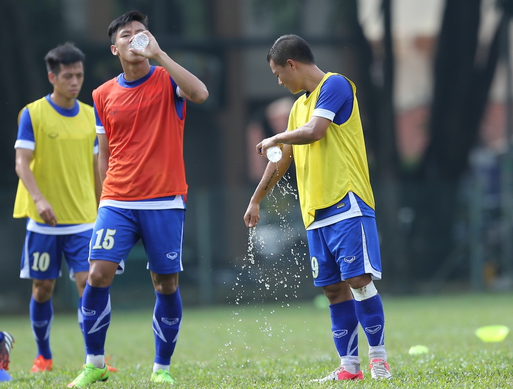 Các tuyển thủ liên tục phải uống nước sau mỗi 10 phút tập luyện vì thời tiết nóng và oi bức ở Malaysia. 