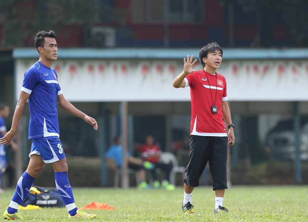 Sau màn khởi động, BHL chia đôi đội hình tập chiến thuật trên 2 nửa sân thi đấu. HLV Miura chủ yếu rèn các miếng tấn công biên để đối phó với đối thủ Malaysia.