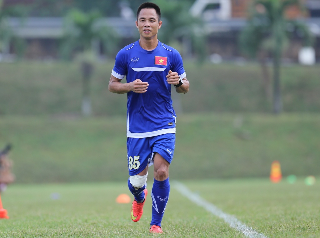 Hậu vệ Xuân Thành vẫn phải tập riêng vì chấn thương dây chằng đầu gối phải.