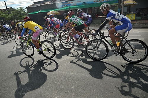 Chang 5 cuoc dua xe dap xuyen Viet: Ao vang chua doi chu hinh anh