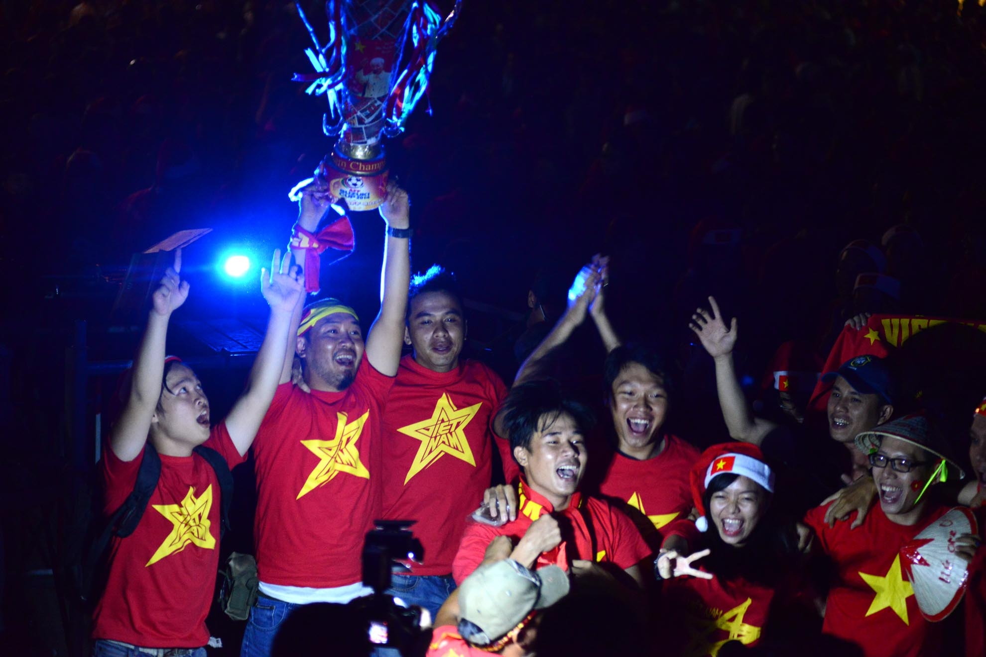 Hàng ngàn khán giả tại sân bóng nhà văn hóa Thanh Niên đã có cơ hội ăn mừng chiến thắng cùng ĐTVN.