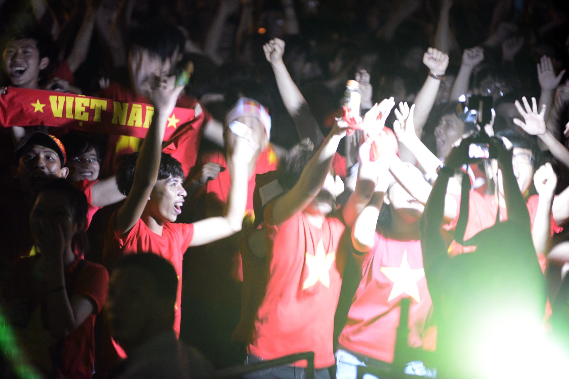 Cùng nhau nhảy múa ăn mừng chiến thắng .