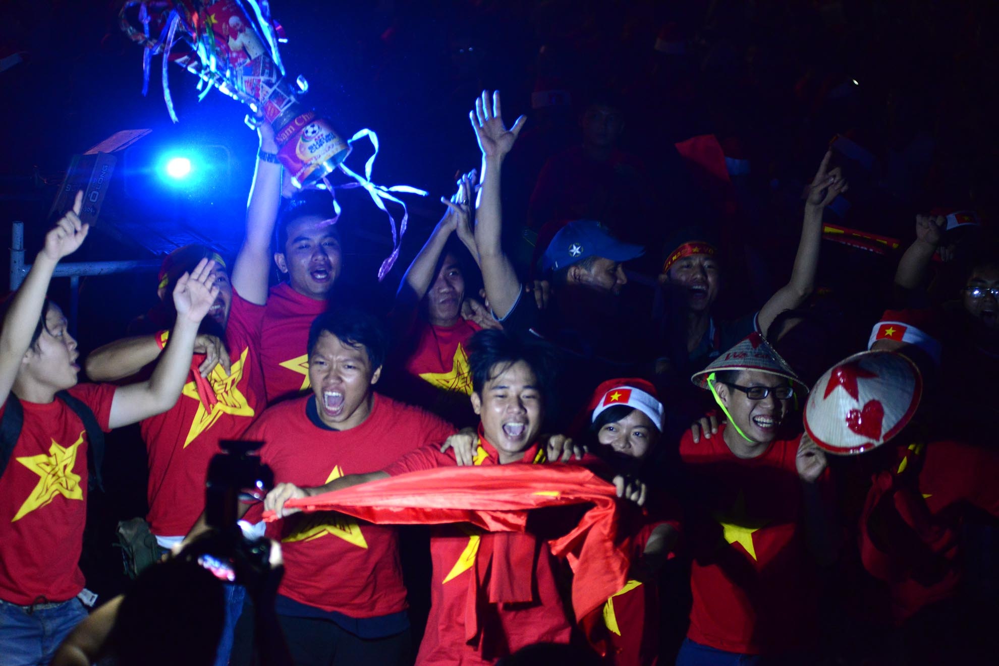 Cùng nhau nhảy múa ăn mừng chiến thắng .