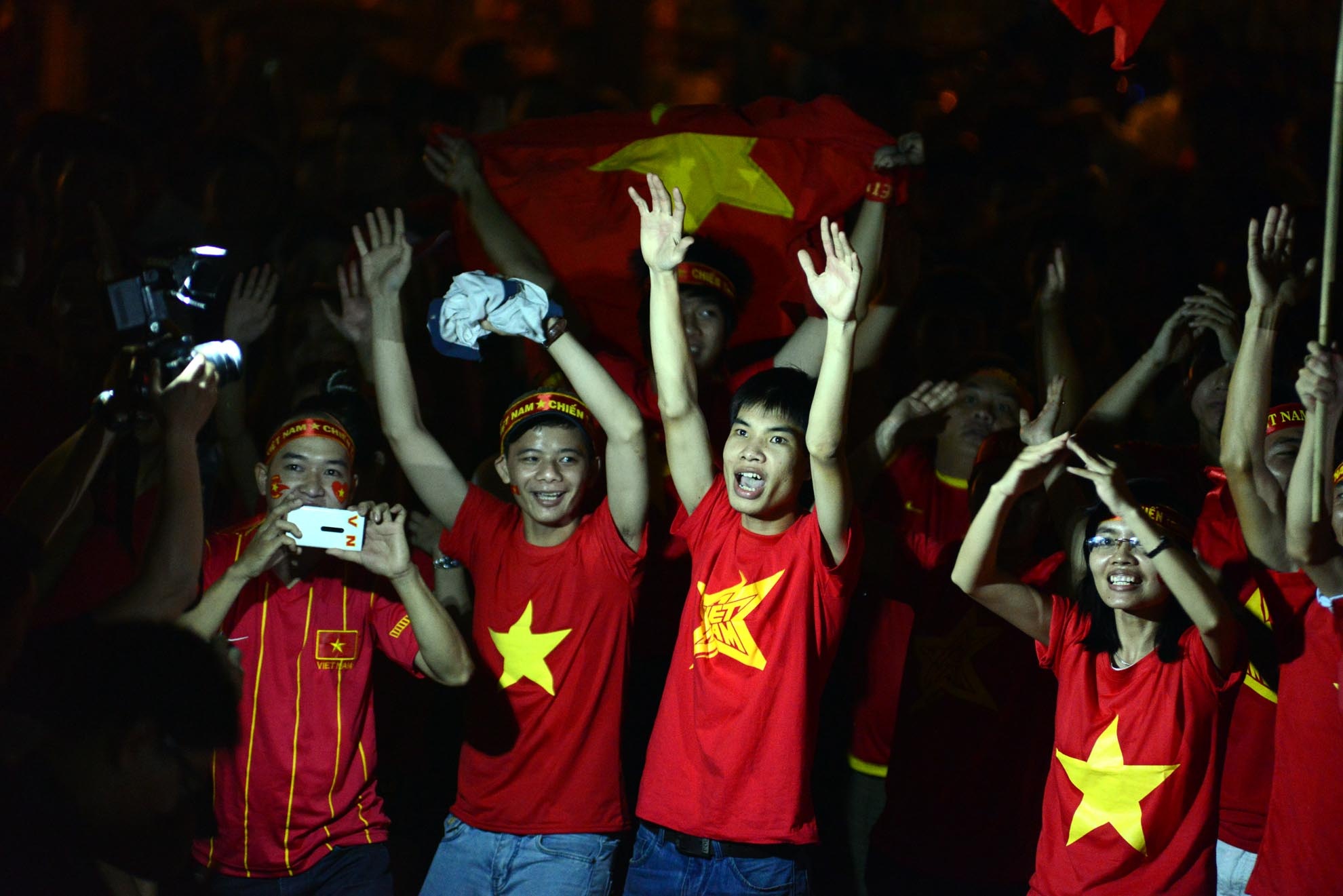 Bầu không khí đầy sôi động và cuồng nhiệt.