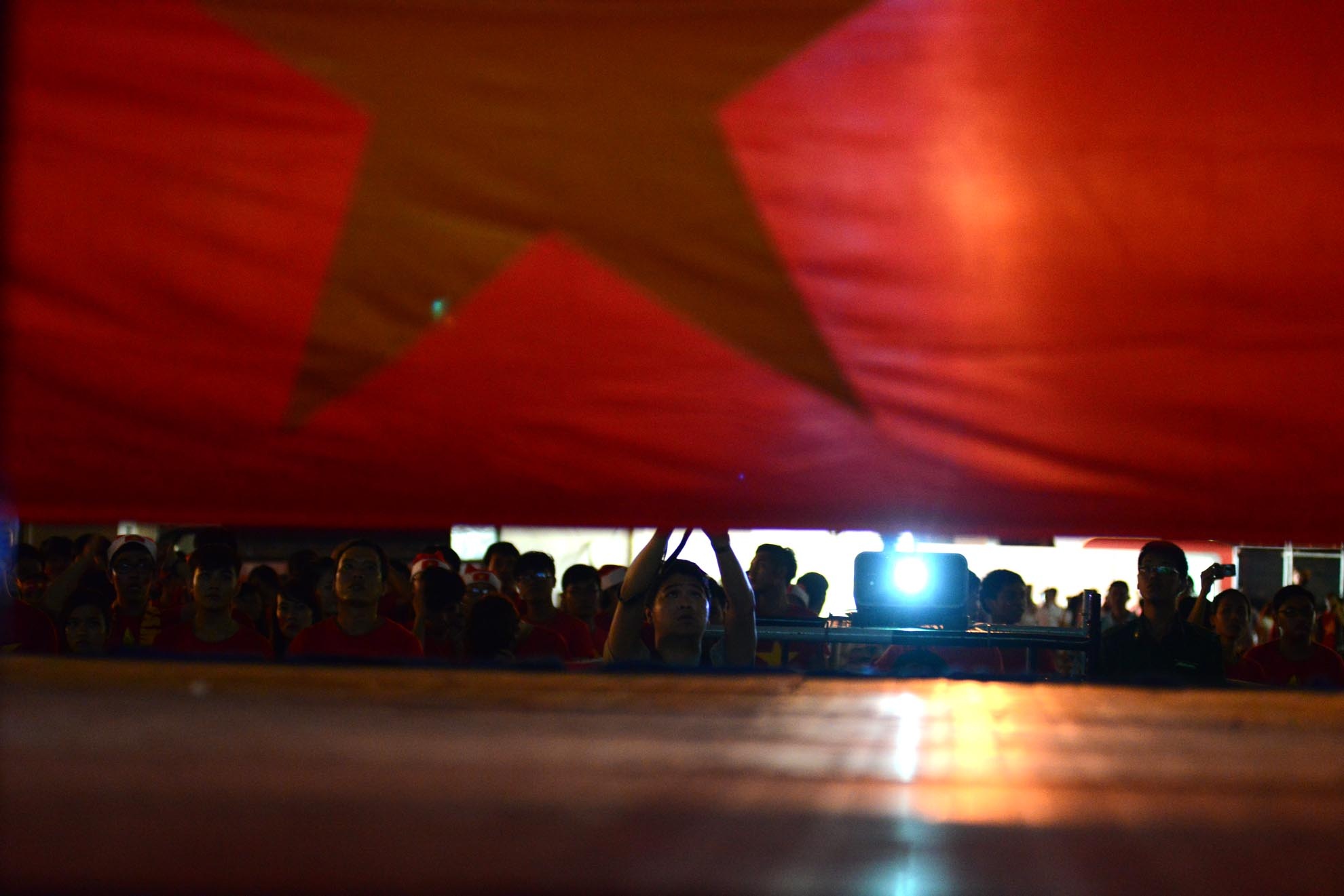 Trước đó, một lá quốc kỳ lớn được mang đến sân cho tất cả fan hâm mộ cùng hát quốc ca.