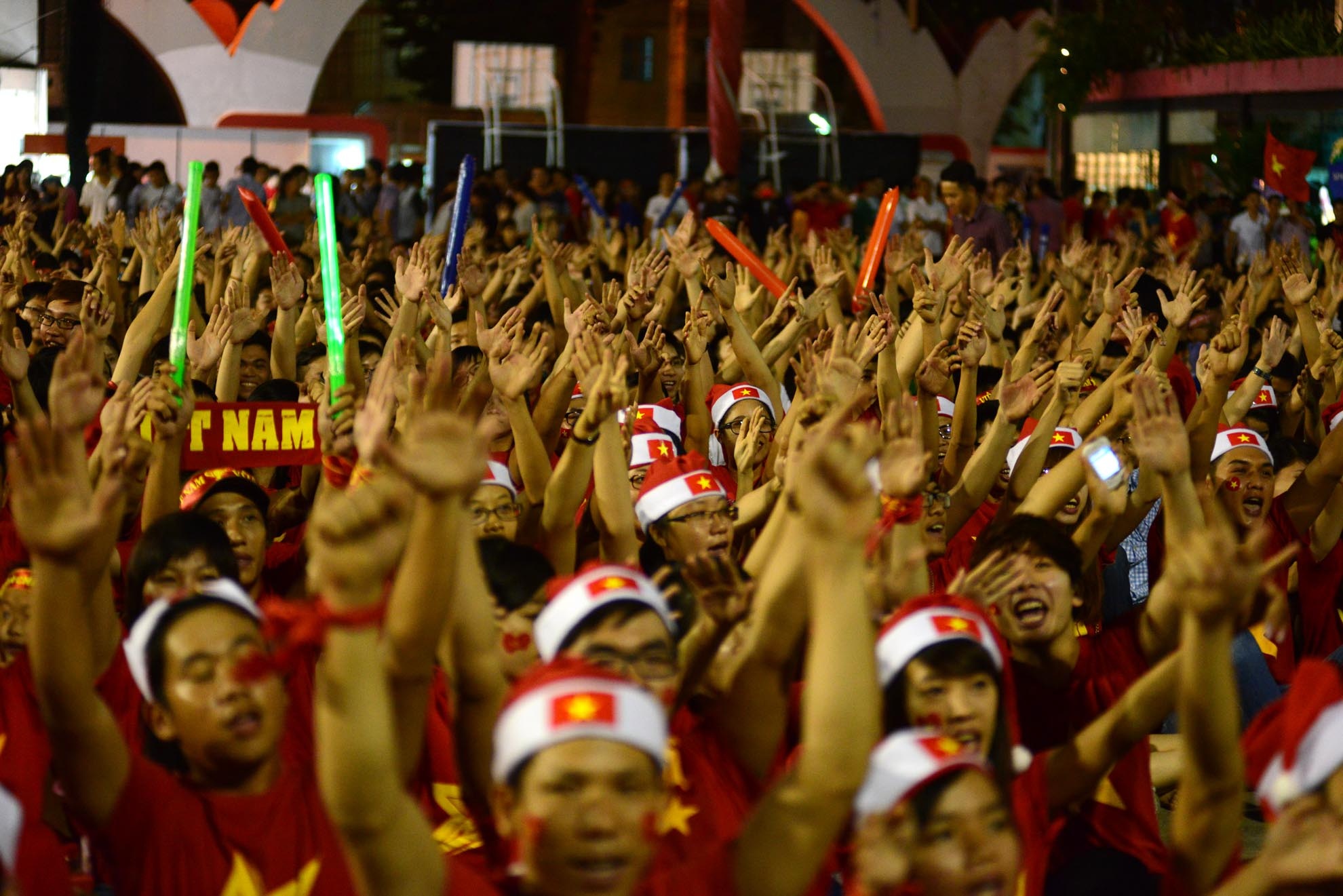 Sân nhà văn hóa Thanh niên chật kín người.