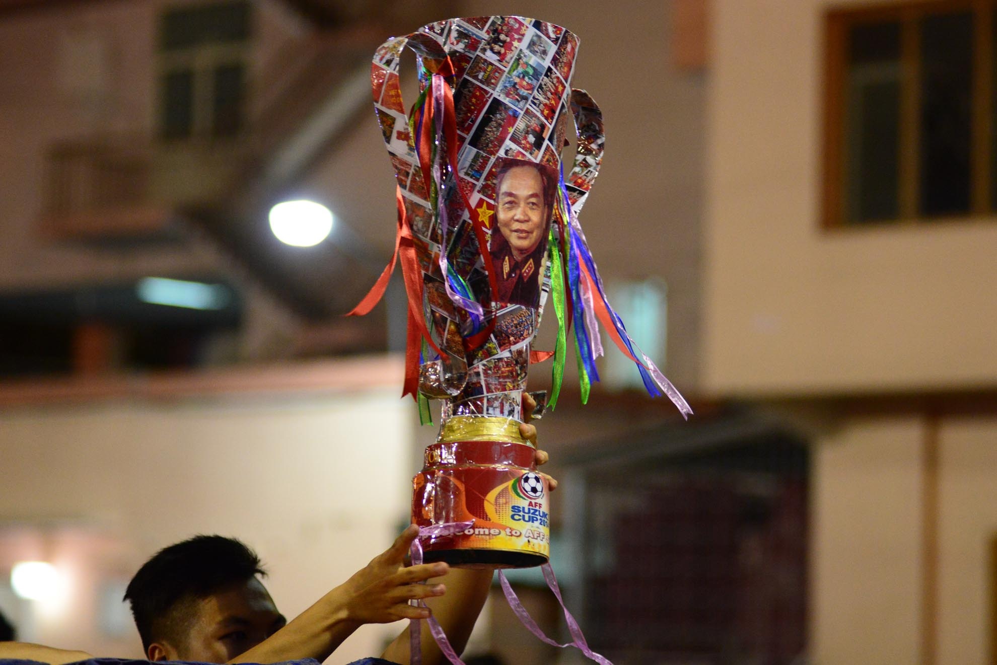 Mang theo chiếc cúp mô phỏng với hi vọng ĐTVN làm nên kỳ tích.