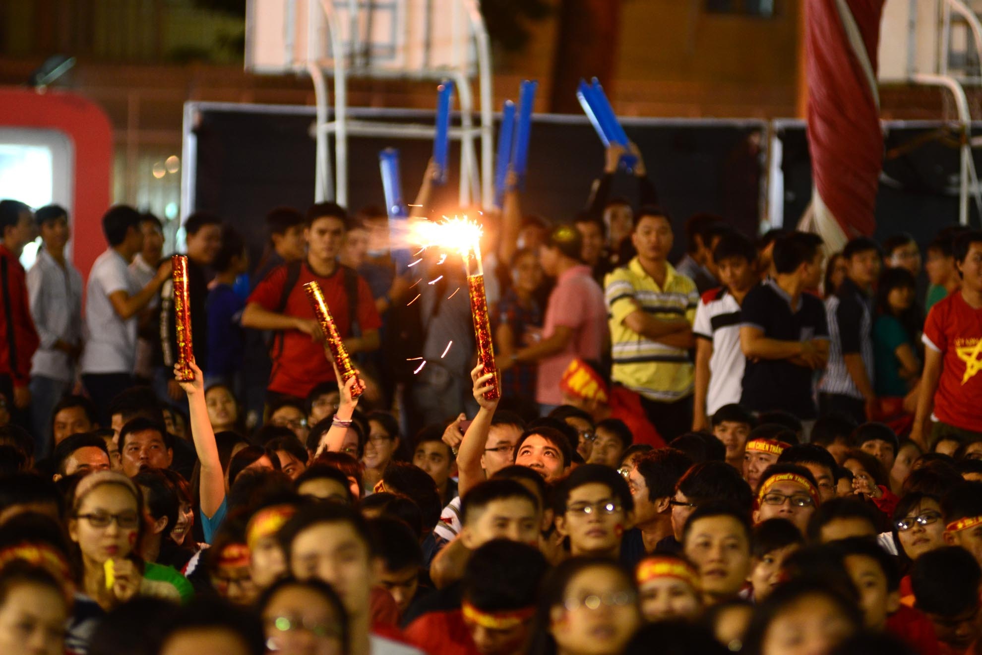 Pháo sáng được đốt trên sân.