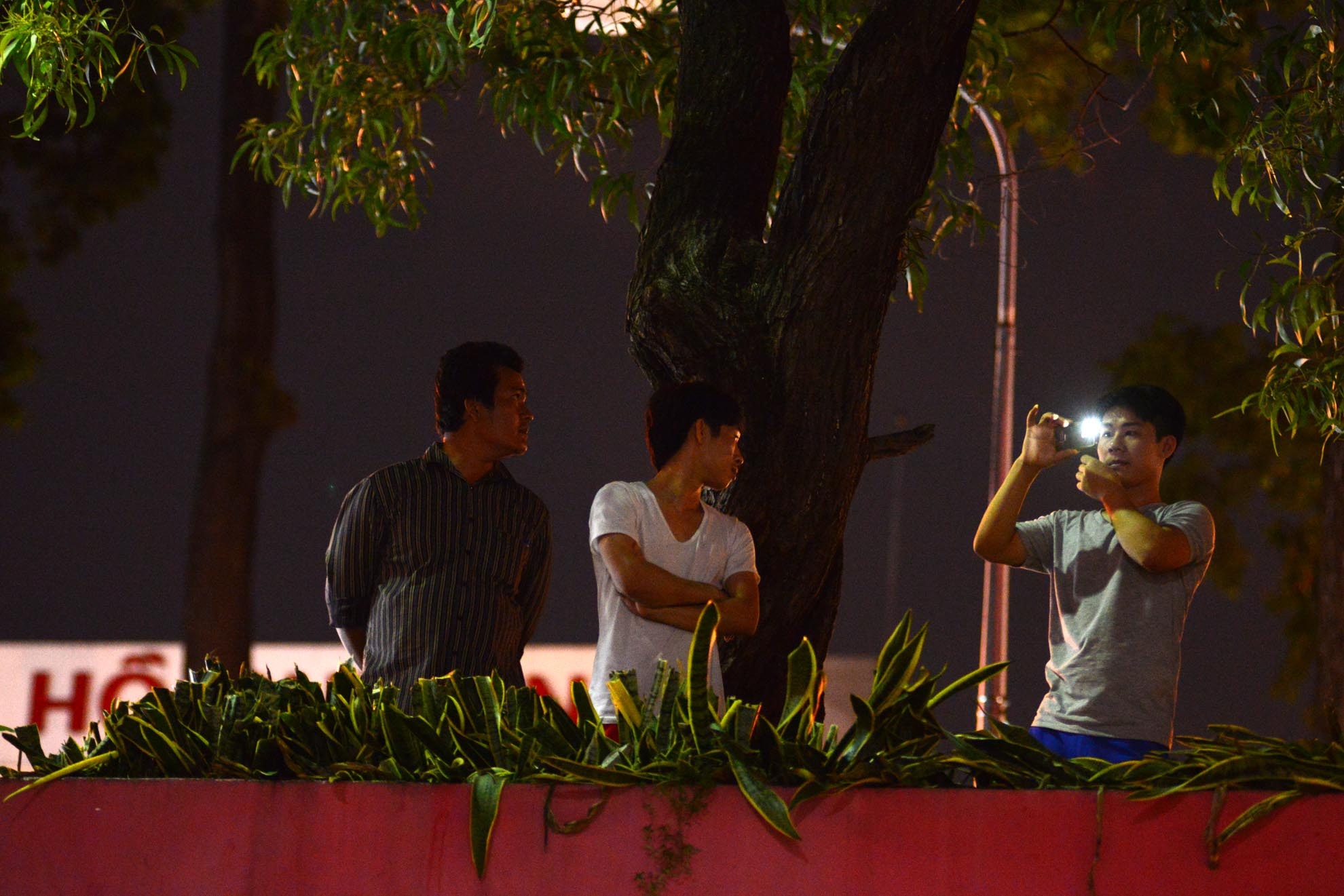 Nhiều cổ động viên phải leo lên mái nhà để theo dõi.