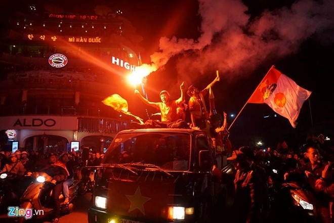 CDV Ha Noi dot phao sang mung chien thang hinh anh