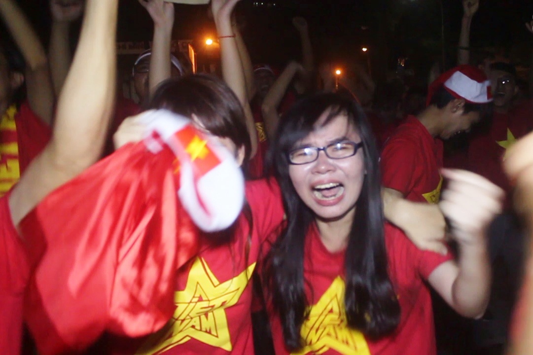 Fan oa khoc khi tuyen Viet Nam ghi ban hinh anh