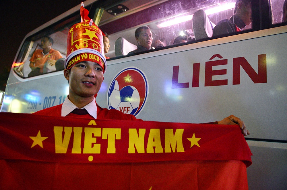 Fan Ha Noi vay chat Cong Vinh tai san bay Noi Bai hinh anh