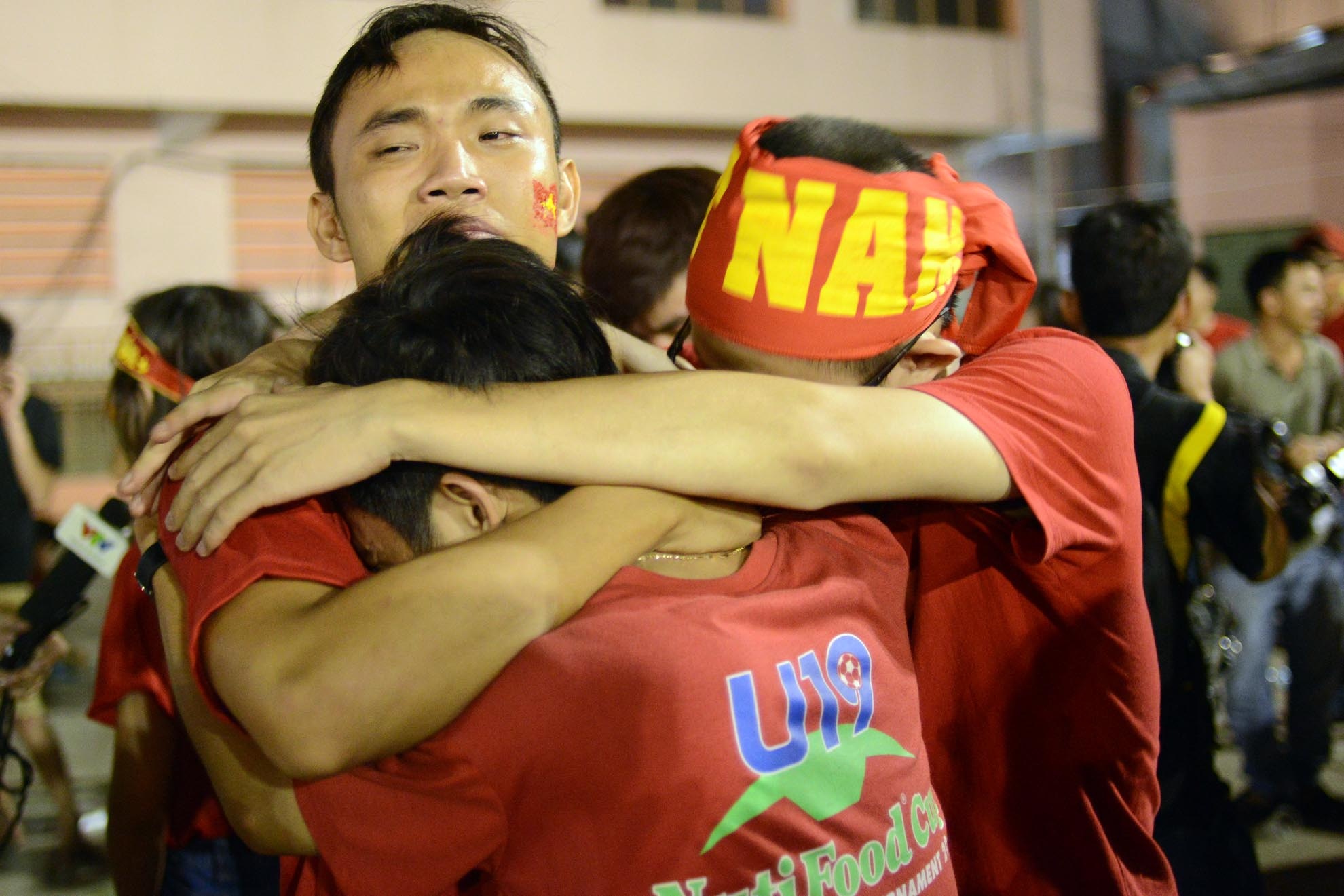 Những cổ động viên nam cũng không thể kìm nỗi thất vọng.