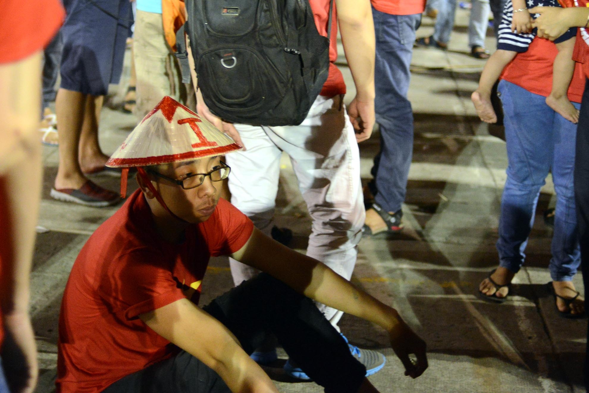 Nhiều cổ động viên thẫn thờ không muốn rời sân.