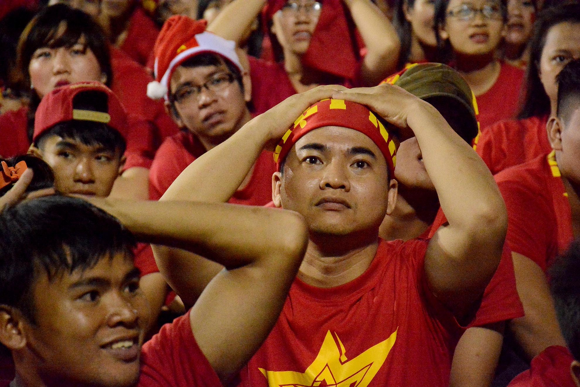 Trước đó, ĐTVN bị dẫn cách biệt 4-1 trước đối thủ Malaysia. Người hâm mộ lo lắng và hồi hộp